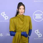 Kim jest EJAE? Gwiazda K-popu zachwyciła stylizacją Mugler na AMA 2026