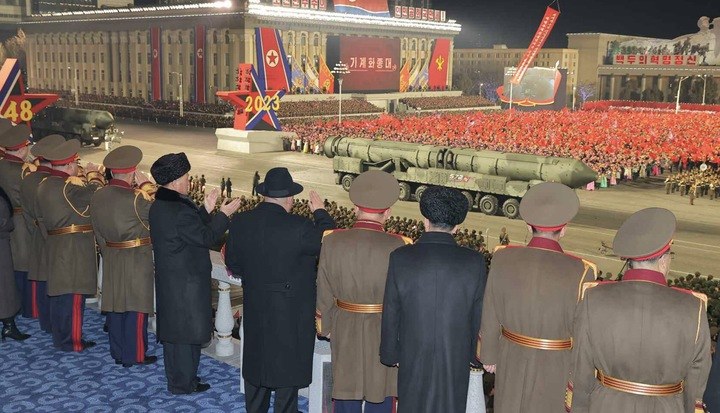 Kim Jong Un doglądający nowy północnokoreański pocisk ICBM podczas parady /Ankit Panda