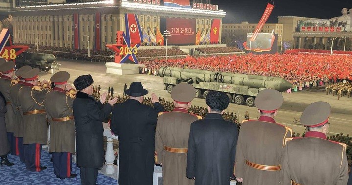 Kim Jong Un doglądający nowy północnokoreański pocisk ICBM podczas parady /Ankit Panda