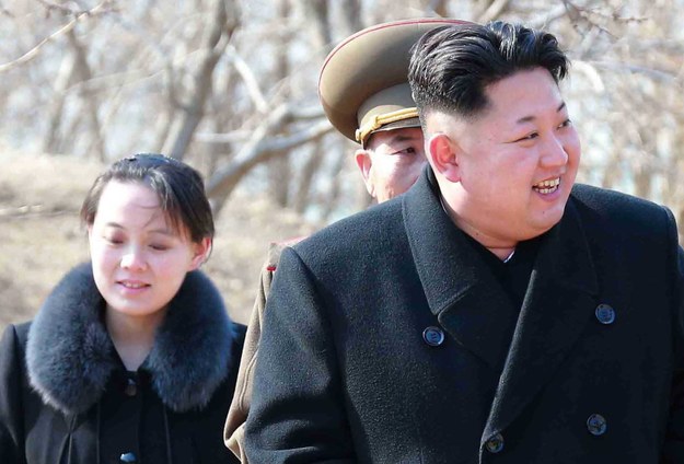 Kim Jong-Un, za nim z tyłu Kim Yo-Jong /PAP/EPA