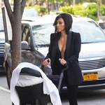 Kim Kardashian bez stanika na spacerze z córką. Odsłoniła ogromny biust!