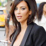 Kim Kardashian bez stanika na spacerze z córką. Odsłoniła ogromny biust!