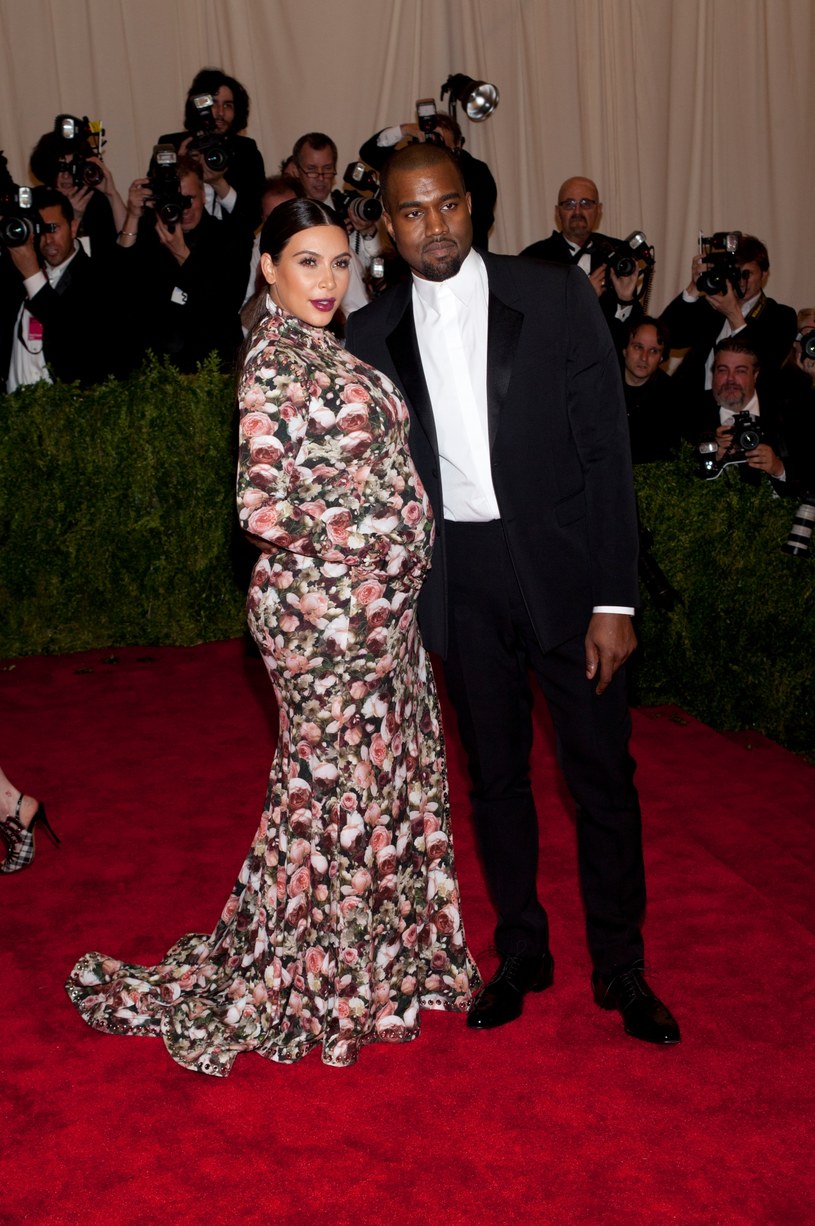 Kim Kardashian była krytykowana za swoje ciążowe stylizacje / Lars Niki /Getty Images