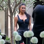 Kim Kardashian chwali się boską sylwetką. Jak ona to robi?