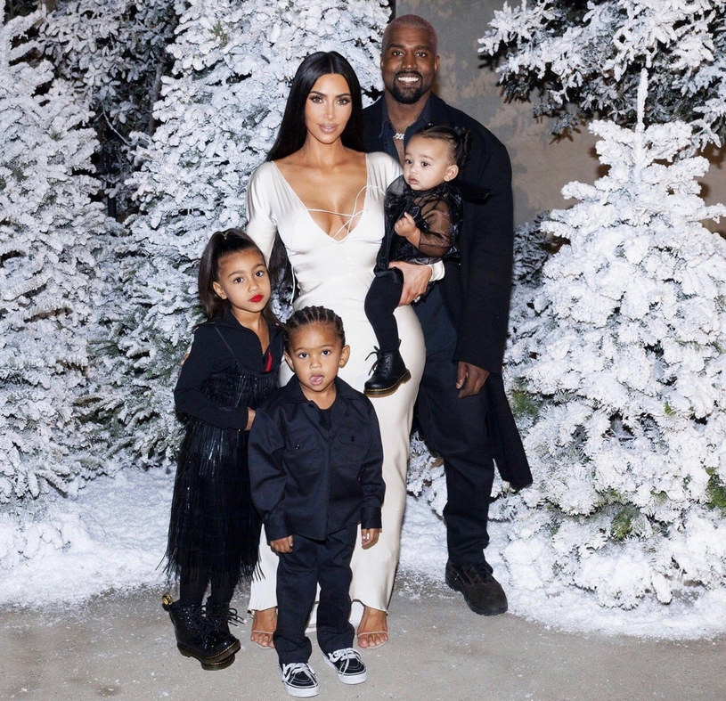 Kim Kardashian i Kanye West z dziećmi /East News
