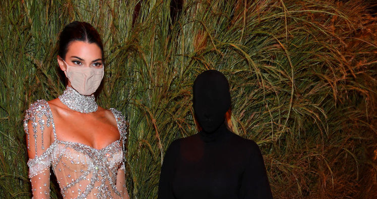 Kim Kardashian i Kendall Jenner na Gali MET /Kevin Mazur/MG21 /Getty Images