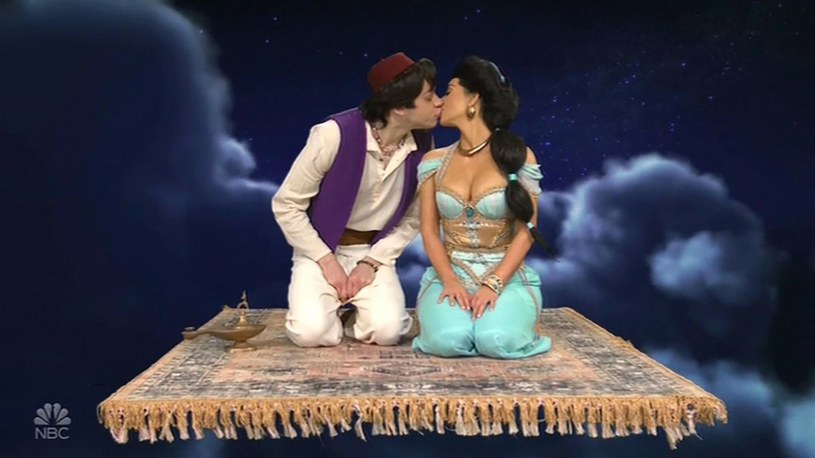 Kim Kardashian i Pete Davidson w scenie rodem z Alladyna w programie Saturday Night Live. Pocałowali się! /Backgrid UK /East News