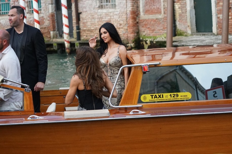Kim Kardashian jest już na miejscu /ANDREA MEROLA /PAP/EPA