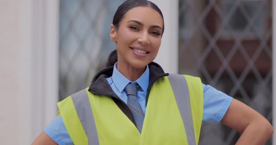 Kim Kardashian kierowcą autobusu? Tak prezentują się gwiazdy w "Deep Fake Neighbour Wars" /materiały prasowe