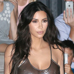 Kim Kardashian kusi w łóżku i znów szokuje strojem!