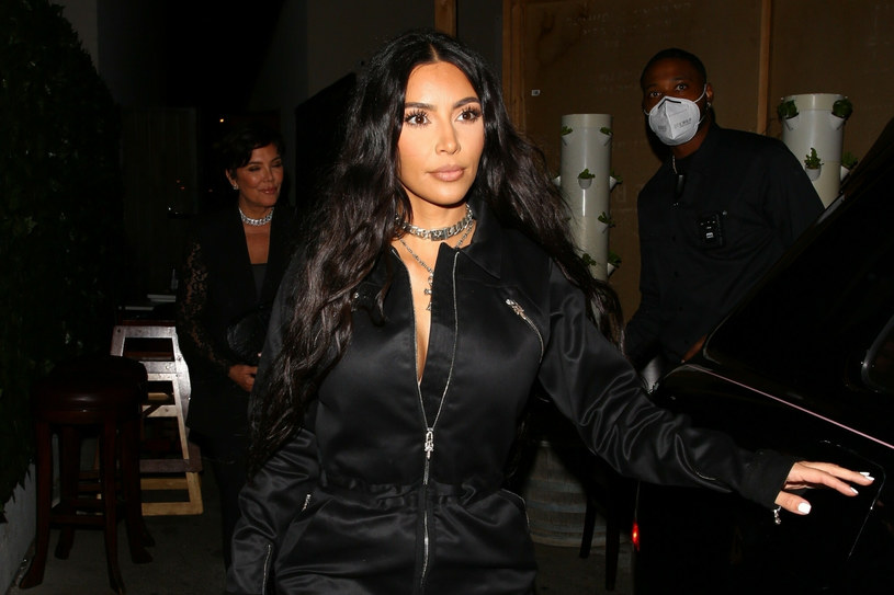 Kim Kardashian lansowała trend na mocne konturowanie - teraz odchodzi on powoli do lamusa /BACKGRID /East News