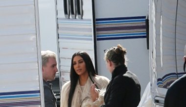 Kim Kardashian na planie zdjęciowyn. Ale strój!