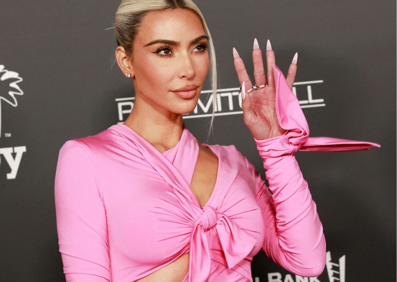 Kim Kardashian odsłania ciało w skąpym bikini. Cena stroju przyprawia o zawrót głowy