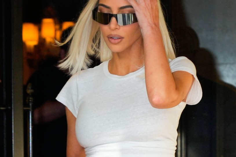 Kim Kardashian odsłoniła nagie plecy, a jej fani od razu zareagowali /Gotham / Contributor /Getty Images