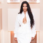 Kim Kardashian pławi się w basenie w skórzanym bikini 