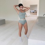 Kim Kardashian pokryta olejkiem kusi fanów. Założyła za małe bikini?