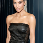 Kim Kardashian postawiła na błyszczący komplet. Fani oniemieli