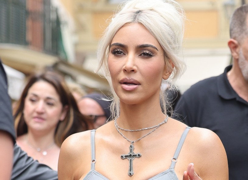 Kim Kardashian pręży ciało w skąpym bikini. Nie pozostawia wiele wyobraźni 