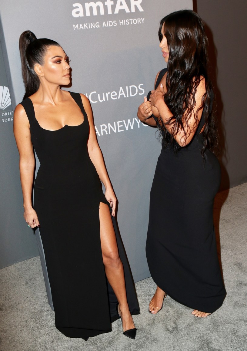 Kim Kardashian przed wejściem na ściankę poprawiła sukienkę /East News