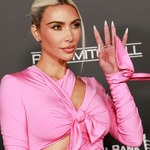 Kim Kardashian w dresie eksponuje talię osy. Posypały się komplementy 
