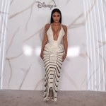 Kim Kardashian w głębokim dekolcie od Schiaparelli. Za kreacją stoi stylista Zendai