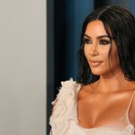 Kim Kardashian w obcisłej sukni z głębokim dekoltem. Zdobią ją religijne symbole