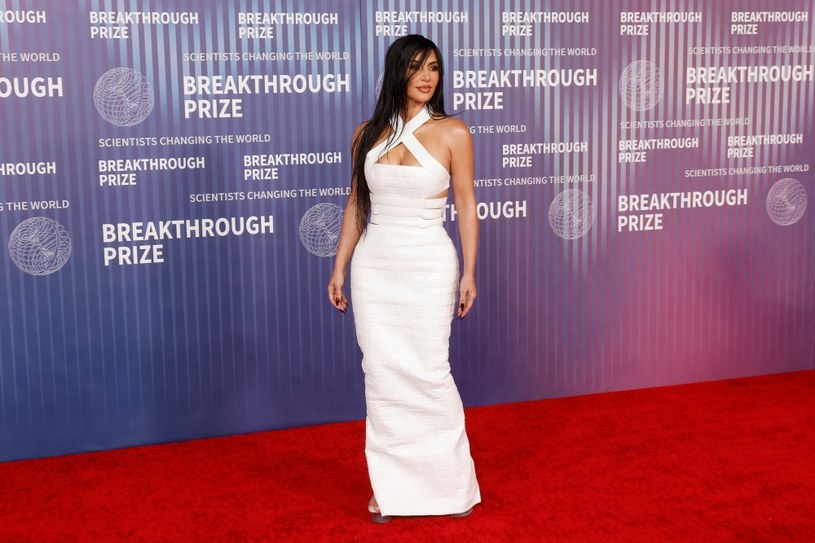 Kim Kardashian w odświeżonej wersji bandażowej sukienki /Taylor Hill / Contributor /Getty Images