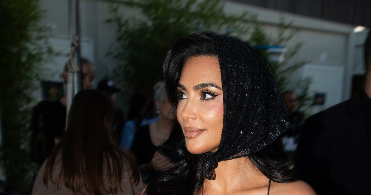 Kim Kardashian wybrała niezwykle włoski look na ten wieczór /Backgrid/East News /East News