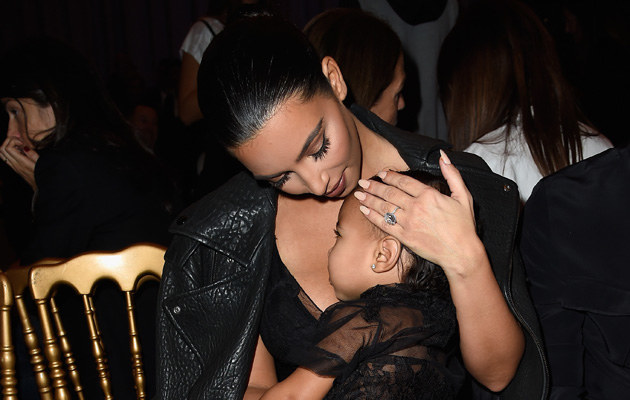 Kim Kardashian z córką na pokazie mody /Pascal Le Segretain /Getty Images