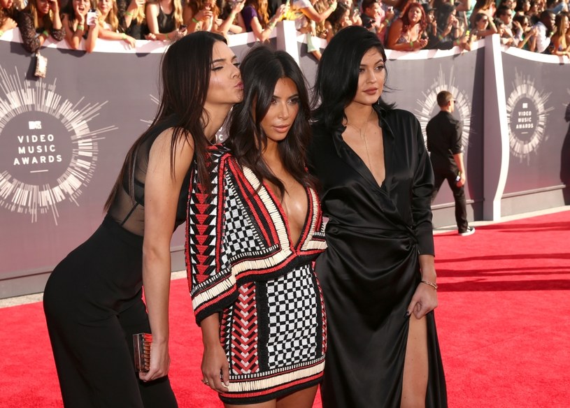 Kim Kardashian z młodszymi siostrami /Christopher Polk /Getty Images