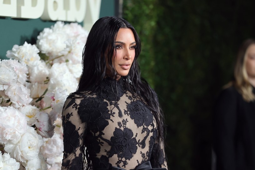Kim Kardashian zachwyciła w sukni. Co za kształty