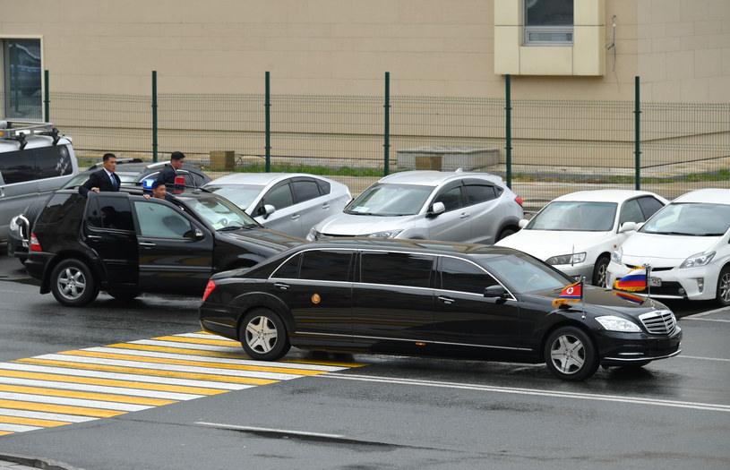 Kim we Władywostoku poruszał się opancerzoną przedłużoną limuzyną Mercedesa /Getty Images