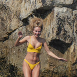 Kimberley Garner zachwyca w żółtym bikini
