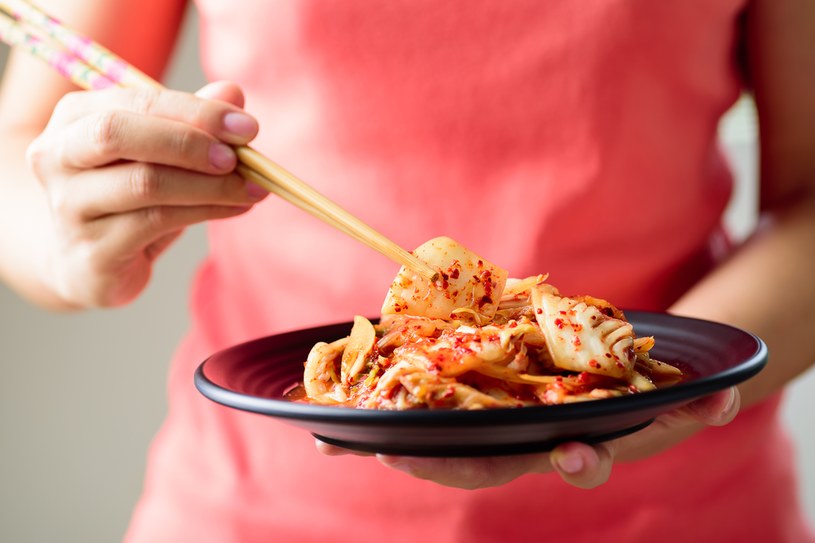 Kimchi łatwo zrobić w domu, jego baza jest kapusta pekińska /123RF/PICSEL