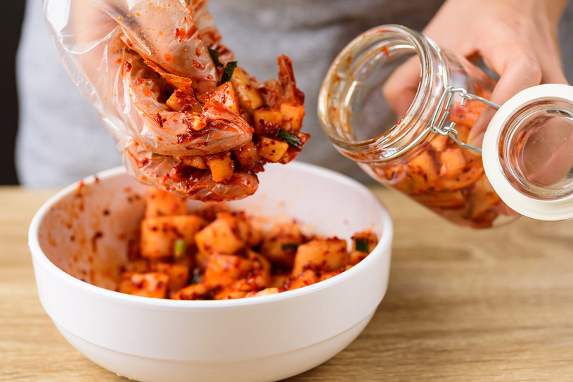 Kimchi to egzotyczna alternatywa dla znanej nam lepiej kapusty kiszonej /123RF/PICSEL