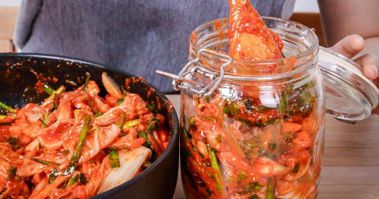 Kimchi to niskokaloryczna kiszonka, pełna witamin, minerałów i błonnika /PONGPIPAT /Canva Pro