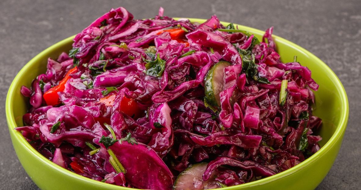 Kimchi z czerwonej kapusty to źródło probiotyków, które dobrze wpłyną na pracę jelit /andreyst /123RF/PICSEL