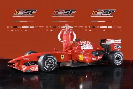 Kimi Raikkonen i jego nowy bolid. /AFP