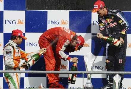 Kimi Raikkonen na najwyższym stopniu podium GP Belgii /AFP