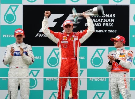 Kimi Raikkonen na najwyższym stopniu podium /AFP