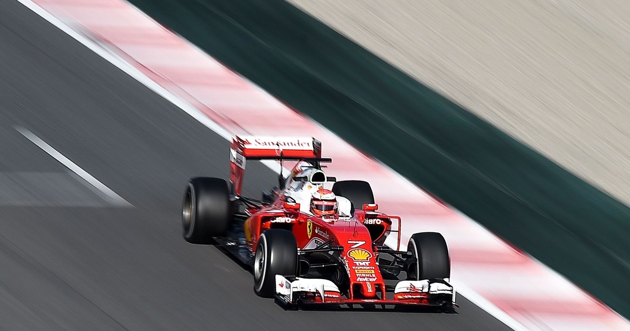 Kimi Raikkonen podczas testów w Barcelonie /AFP