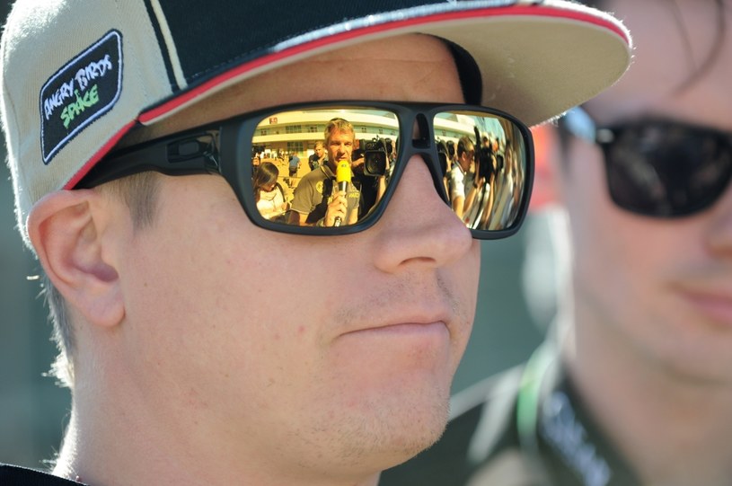 Kimi Raikkonen udziela wywiadu. Strasznie tego nie lubi... /AFP