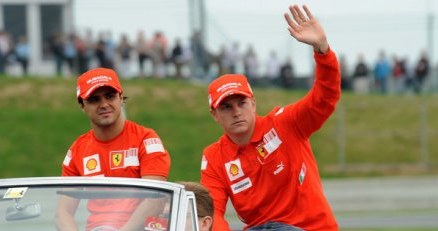 Kimi Raikkonen (z prawej) i Felipe Massa /AFP