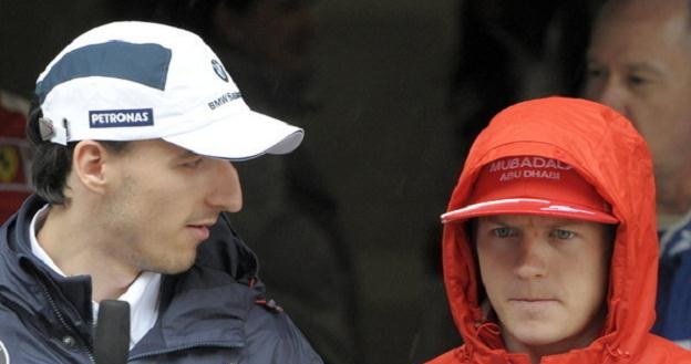 Kimi Raikkonen (z prawej) zdaniem Włochów zastąpi Roberta Kubicę w teamie Renault /AFP