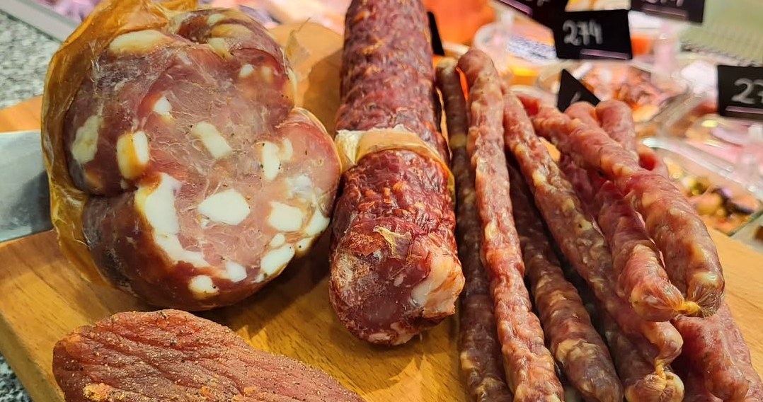 Кіндзюк - тверда свиняча ковбаса тривалого дозрівання. Як її виготовляють та чим вона корисна? /Domena publiczna