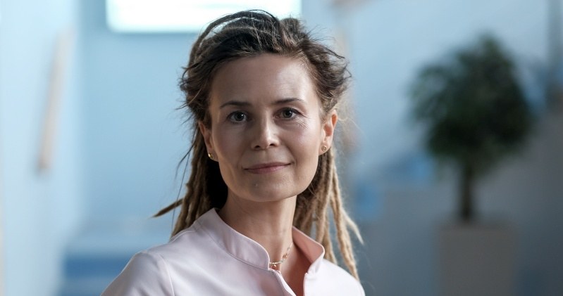 Kinga Lipska (Magdalena Kumorek) zadebiutuje w leśnogórskim szpitalu w nowej fryzurze /Źródło: AIM