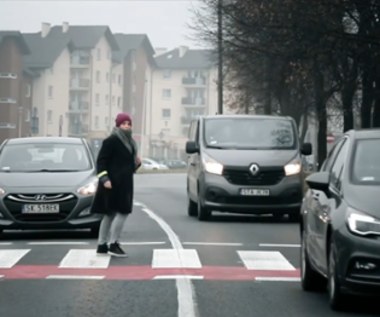 Kinga Preis pokazuje pieszym, jak się zachować. I apeluje do kierowców