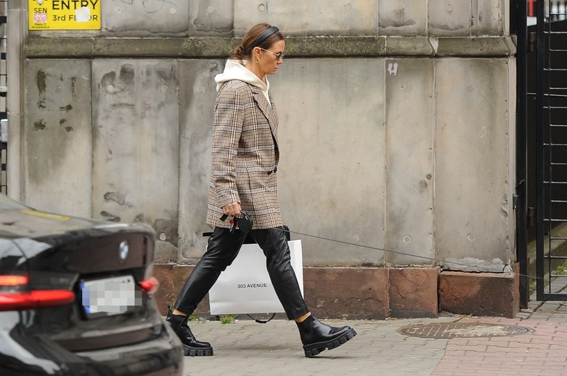 Kinga Rusin na spacerze z Czarkiem Lisem /pomponik exclusive