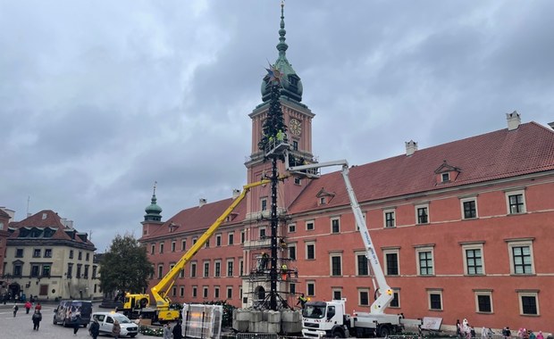 "Kingsajz" w Warszawie? Nie. To świąteczne iluminacje i największa w Polsce choinka