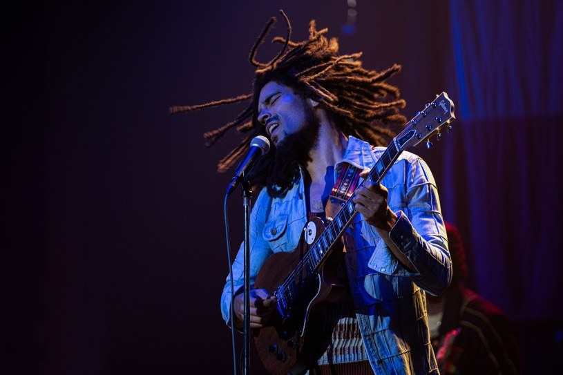 Kingsley Ben-Adir w filmie "Bob Marley. One Love" /UIP /materiały prasowe